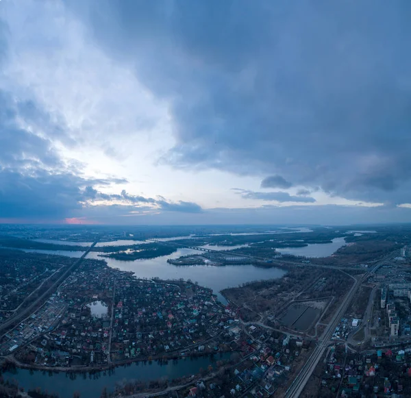 Piękny panoramiczny widok z lotu ptaka na rzekę Dniepr i Most Północny lub Most Moskiewski z lewego brzegu. — Zdjęcie stockowe