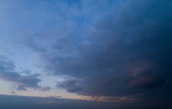 Cielo scuro nuvoloso con riflessi rossi al tramonto . — Foto Stock