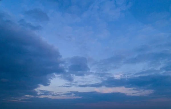 Dunkler bewölkter Himmel mit roten Reflexen bei Sonnenuntergang. — Stockfoto