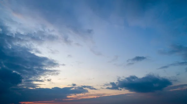 Céu bonito com nuvens esticadas durante o crepúsculo . — Fotografia de Stock