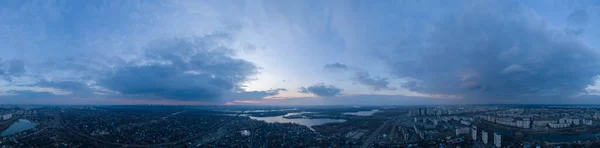 Un enorme panorama dall'aria nella zona di Voskresenka verso il fiume Dnieper e la riva destra del Dnieper, Kiev, Ucraina . — Foto Stock