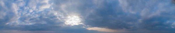 Groot panorama van de avond zonsondergang hemel met prachtige wolken. — Stockfoto