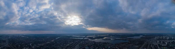 Um enorme panorama do ar na área de Voskresenka em direção ao rio Dnieper e à margem direita do Dnieper, Kiev, Ucrânia . — Fotografia de Stock