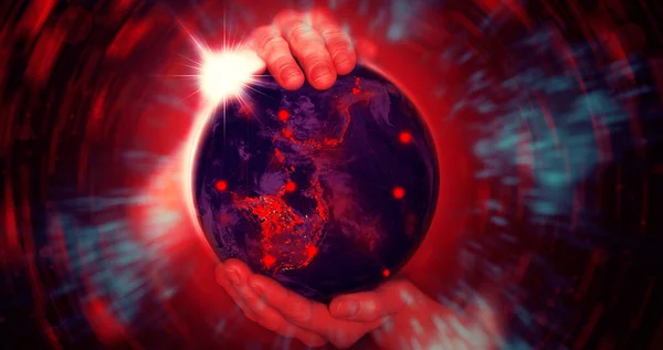 As mãos femininas seguram o globo com epicentros de infecção Covid 19 com um halo vermelho brilhante. Conceito — Fotografia de Stock