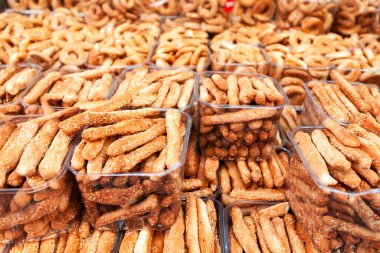 Tepsilerde paketlenmiş ekmek çubukları