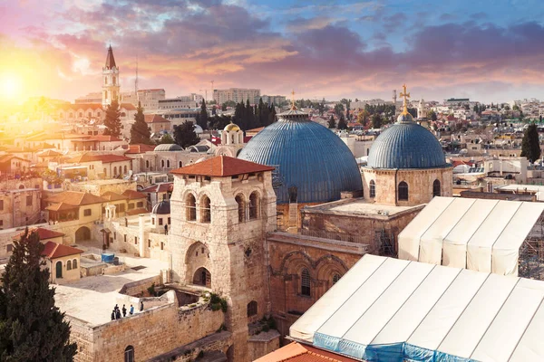 Kerk van het Heilig Graf bij zonsondergang, Jeruzalem, Israël. Bovenaanzicht. — Stockfoto