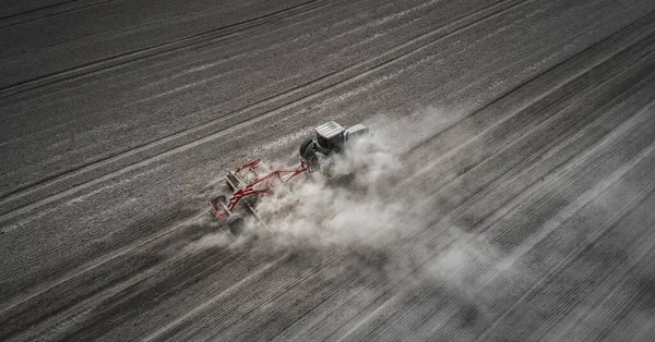 Agricultores a cultivar. Trator faz o preparo vertical. Vista aérea — Fotografia de Stock