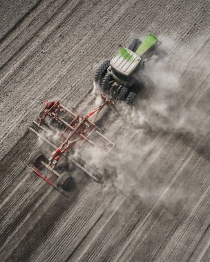 Çiftçilik. Traktör dikey tarla yapıyor. Hava görünümü