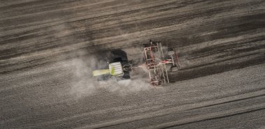 Çiftçilik. Traktör dikey tarla yapıyor. Hava görünümü