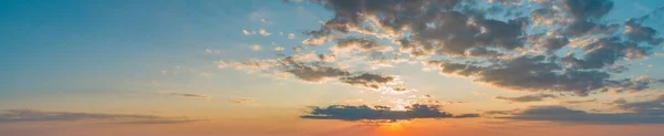 Μεγάλο πανόραμα με ουρανό ηλιοβασίλεμα με πολύχρωμα σύννεφα — Φωτογραφία Αρχείου