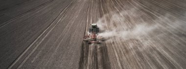 Çiftçilik. Traktör dikey tarla yapıyor. Hava görünümü