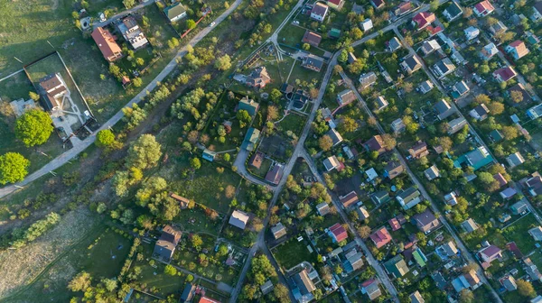 日落时带着私人住宅的村庄的头像。空中景观. — 图库照片