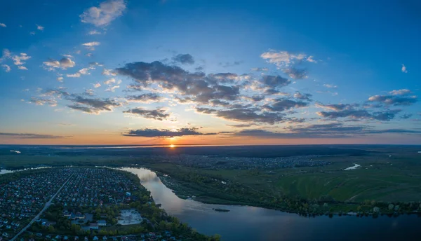 Vista aérea panorámica del paisaje natural con prados verdes y un río al atardecer. — Foto de Stock