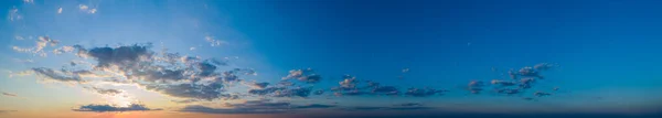 Ampio panorama con cielo al tramonto con nuvole multicolore — Foto Stock