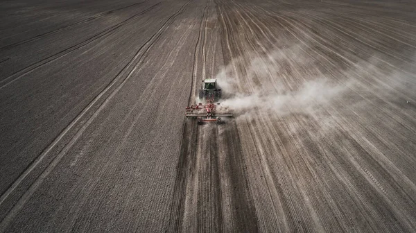 Agriculteurs cultivant. Tracteur fait du travail vertical du sol. Vue aérienne — Photo