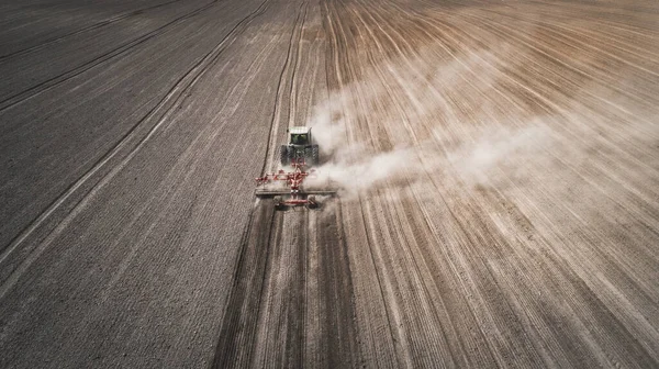 Agricultores a cultivar. Trator faz o preparo vertical. Vista aérea — Fotografia de Stock