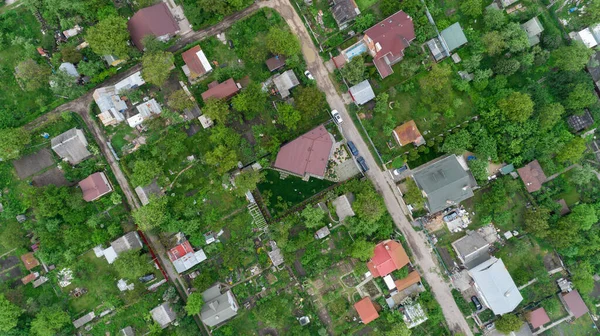 Vista superior del pueblo con casas privadas al atardecer. Vista aérea. — Foto de Stock