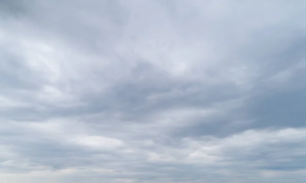 Νεφελώδης γκρίζος ουρανός με πυκνά πυκνά σύννεφα. — Φωτογραφία Αρχείου