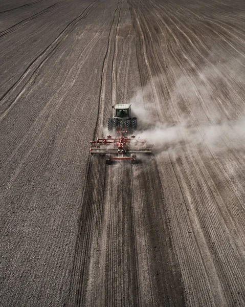 Çiftçilik. Traktör dikey tarla yapıyor. Hava görünümü — Stok fotoğraf