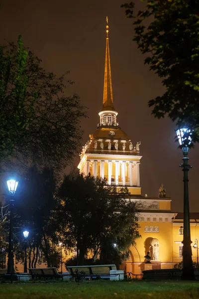 Amiralitetet som symbol för Petersburg på hösten — Stockfoto