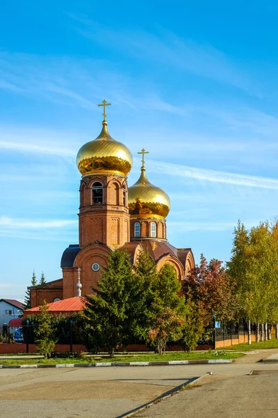 Ortodoxa kyrkan med guld kupol i morgon — Stockfoto