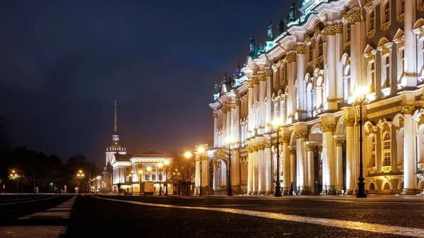 Eremo sulla piazza del Palazzo e ammiragliato di notte — Foto Stock