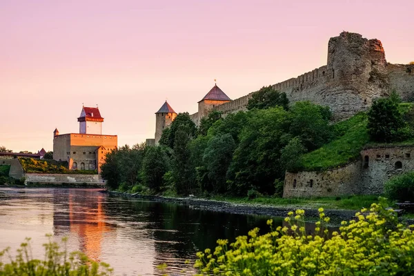 Ivangorod festung und schloss von herman lizenzfreie Stockfotos