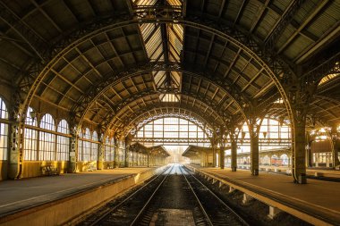 Vitebsky Tren İstasyonu'na günbatımı sırasında