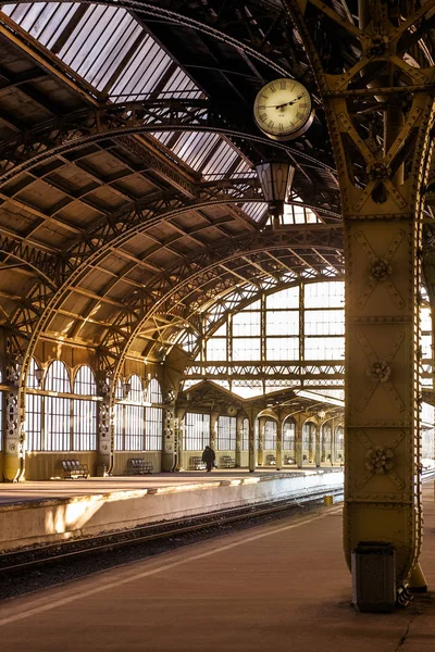 Vitebsky Tren İstasyonu'na günbatımı sırasında