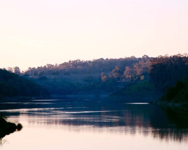 göl çevresindeki ormanlık tepeleri ile