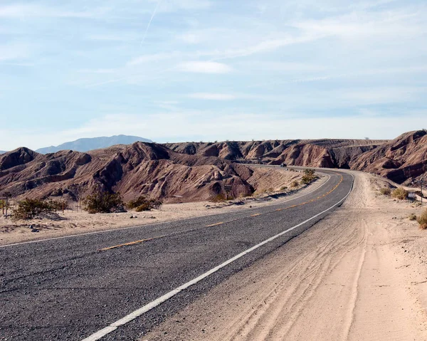 岩の砂漠の道路 — ストック写真