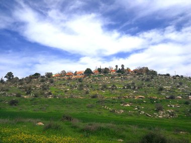 Bir tepe üzerinde küçük güzel köy