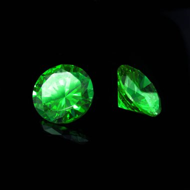 Siyah arkaplanda Tsavorite Garnet