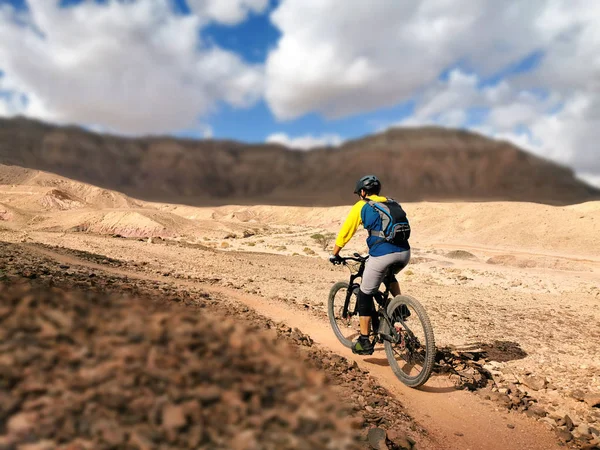 Ποδηλάτης βουνού στην έρημο — Φωτογραφία Αρχείου