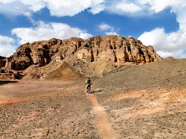 Ciclism montan în deșert colorat — Fotografie, imagine de stoc
