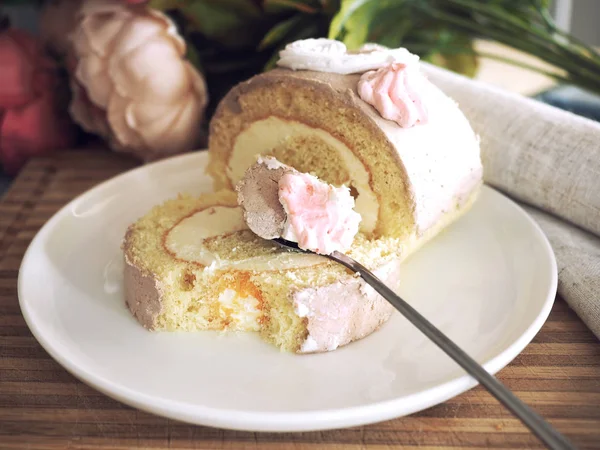 Sponge roll cake with butter cream — Stock Photo, Image