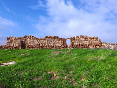 Eski bir tepe köyünün kalıntıları.