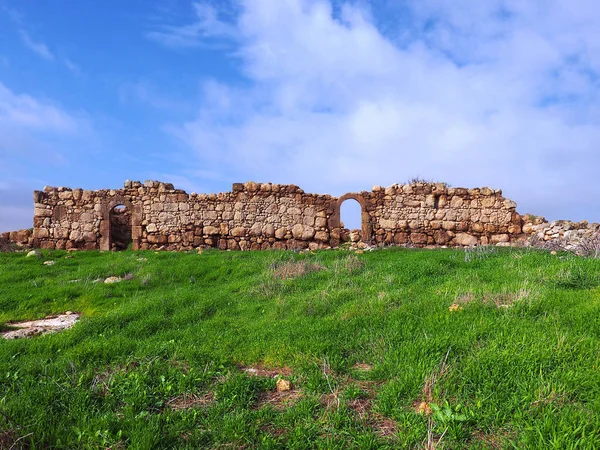 Руины древней деревни на вершине холма — стоковое фото