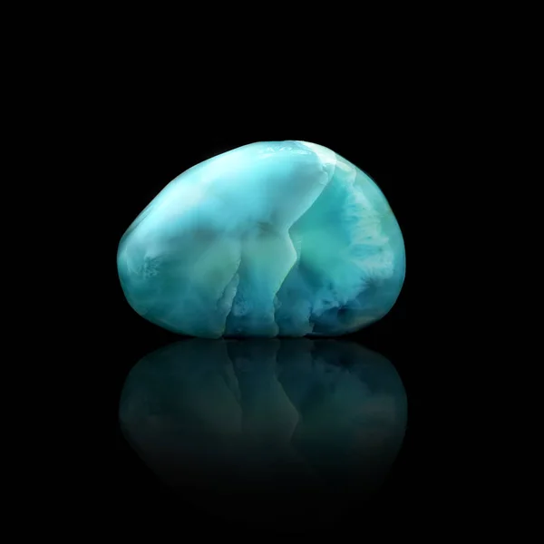 Larimar azul sobre um fundo preto — Fotografia de Stock