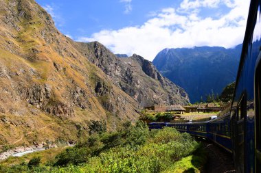 Machu Picchu 'ya giden Peru treni antik binalardan geçer.