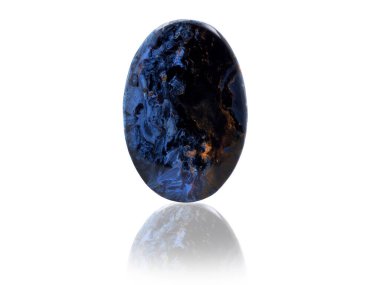Beyaz arka planda Doğal Pietersite mücevheri. Pietersite, Kaplan Gözü, Şahin Gözü ve Jasper 'dan oluşan çeşitli bir kuvarstır..