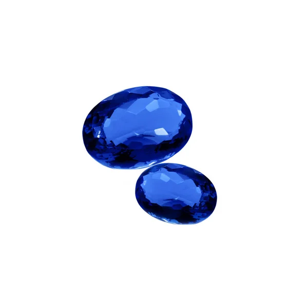 皇家蓝石榴石镶嵌在白色背景上 天然榴辉岩椭圆形切面 — 图库照片