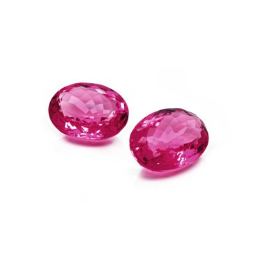 Flamingo topaz taşları beyaz arka planda. Pembe topaz oval çizgili.