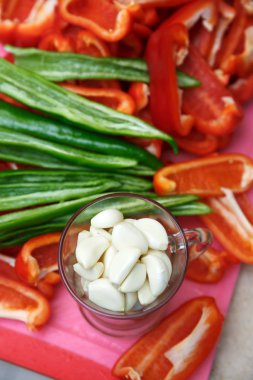 Bardakta soyulmuş sarımsak ve panoda doğranmış karabiber grip için ilaç.