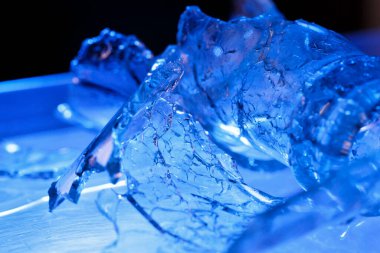 Kırık cam şişe mavi ışıkta