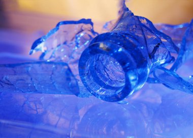 Kırık cam şişe mavi ışıkta