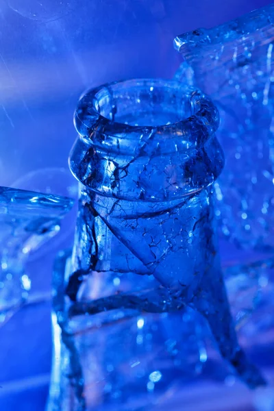 Gebroken Glazen Fles Blauw Licht — Stockfoto