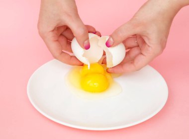 Çifte sarısı olan çiğ yumurta doğada bir anormalliktir.