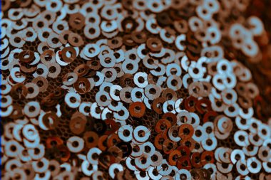 Zincir zırhı gibi görünen altın bir ağ şeklinde güzel bir kumaş.