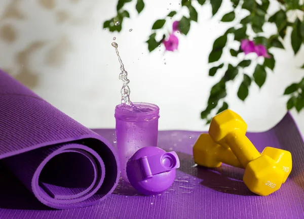 Una Esterilla Yoga Lila Son Pesas Amarillas Vaso Púrpura Con Imagen De Stock